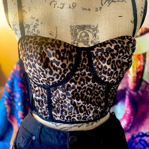 Leopard print crop top. Adjustable straps. XL